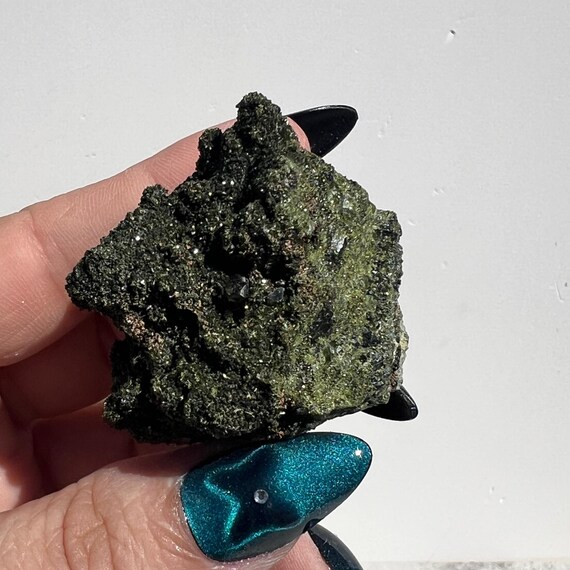 エピドートとクォーツの原石標本｜トルコ、ハッカリ県産の輝く