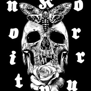 Puede incluir: Ilustración en blanco y negro de una calavera con una polilla en la parte superior y una rosa en la boca. Las palabras "RIPTURD" están dispuestas alrededor de la calavera.