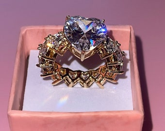 ANILLO DE CORAZÓN BLANCO HELADO / Anillo de corazón blanco y dorado / Anillo de piedra de corazón blanco / Anillo llamativo / Anillo de corazón de circonita cúbica / Regalo para ella