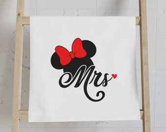 Serviette MME / MR & MRS / Serviette de salle de bain / Disney Inspired Home Decor / Disney Wedding / Custom Hand Towel / Collection de salle de bain