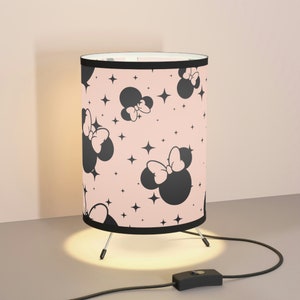 Lampada da tavolo / Lampada ispirata alla Disney / Orecchie rosa di Minnie / Stelle / Lampada treppiede / Decorazione per la casa / Regalo per gli amanti della Disney