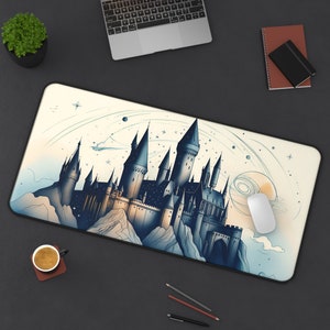 Può includere: Un tappetino per mouse bianco e blu con un'illustrazione dettagliata di un castello in uno schema di colori blu scuro e grigio. Il castello è circondato da un cielo stellato e un pianeta.