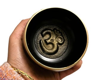 Sconto del 50% / Ciotola sonora con mantra tibetano per meditazione, simbolo Om, yoga, reiki, mindfulness, terapia del suono, fatta a mano