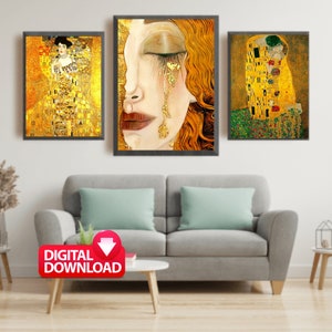 Puede incluir: Tres impresiones de arte enmarcadas que representan pinturas famosas de Gustav Klimt. Las impresiones están en un esquema de color dorado y amarillo y representan a una mujer con un vestido dorado, el rostro de una mujer con una lágrima y una pareja abrazándose.
