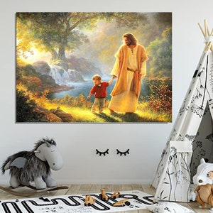 Puede incluir: Una pintura de Jesucristo caminando con un ni&ntilde;o peque&ntilde;o en un entorno boscoso. El ni&ntilde;o lleva una camisa roja y pantalones azules, mientras que Jes&uacute;s lleva una t&uacute;nica larga y fluida. La pintura est&aacute; ambientada en un fondo de exuberante vegetaci&oacute;n y una cascada.