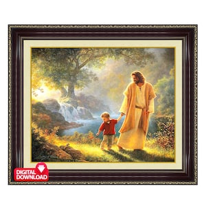 Puede incluir: Una pintura de Jesucristo caminando con un ni&ntilde;o peque&ntilde;o en un entorno boscoso. El ni&ntilde;o est&aacute; sosteniendo la mano de Jes&uacute;s y ambos miran hacia adelante. La pintura est&aacute; enmarcada en un marco de madera oscura con un borde dorado.