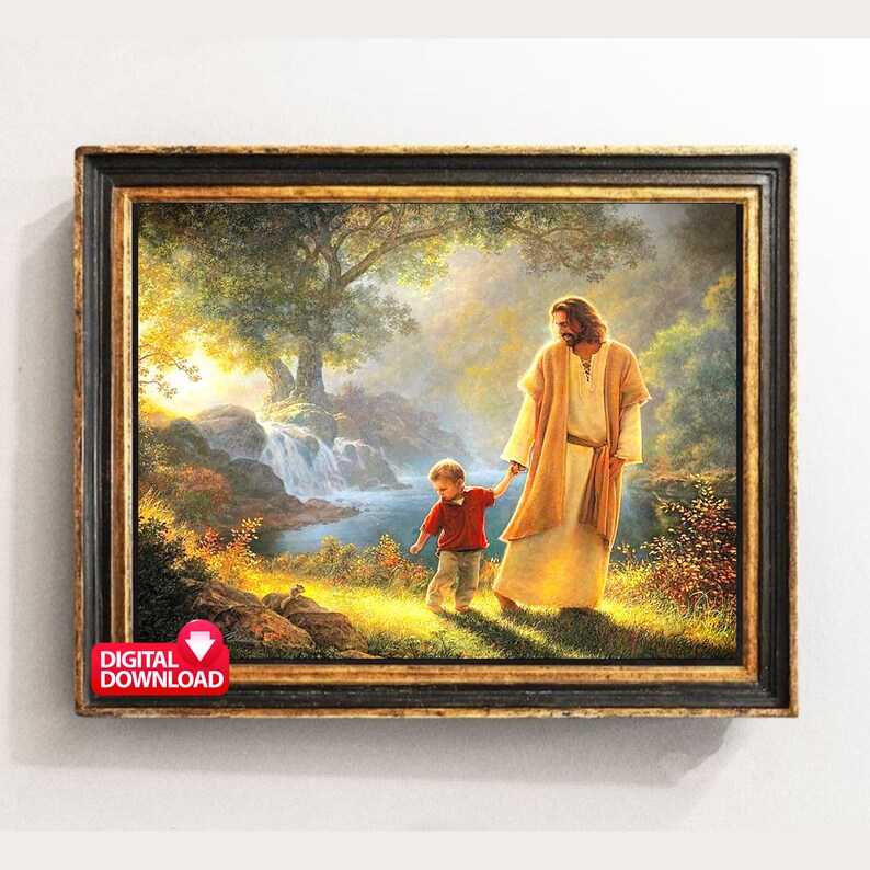 Puede incluir: Una pintura de Jesucristo caminando con un ni&ntilde;o peque&ntilde;o en un entorno boscoso. La pintura est&aacute; enmarcada en un marco de madera oscura con un borde dorado. La pintura representa una escena pac&iacute;fica y serena.