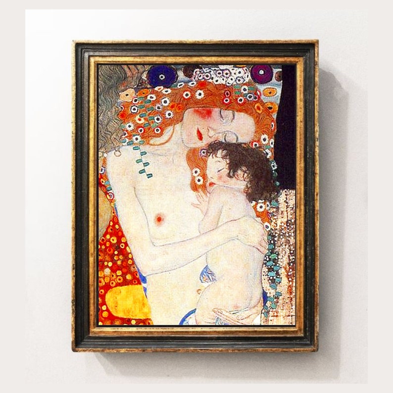 Op de afbeelding: Een schilderij van een moeder en kind. De moeder ligt met haar ogen dicht, en het kind ligt in haar armen. Het schilderij is gemaakt in een stijl die doet denken aan Gustav Klimt, met veel goud en ingewikkelde details.