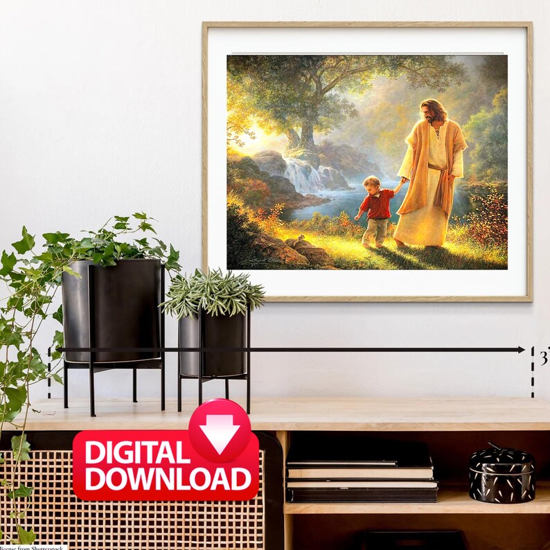 Puede incluir: Una descarga digital de una pintura que representa a Jes&uacute;s caminando con un ni&ntilde;o en un entorno boscoso. La pintura presenta una cascada, un arroyo y un exuberante bosque verde. La pintura est&aacute; enmarcada en un marco de madera claro.