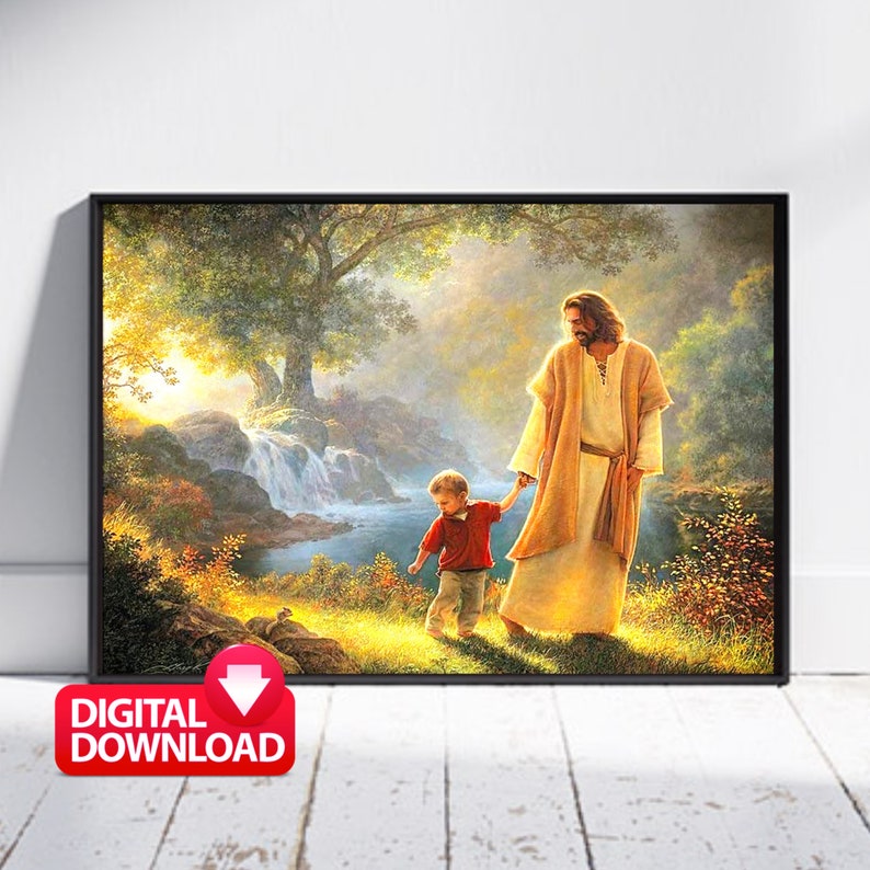Puede incluir: Una pintura de Jesucristo caminando con un ni&ntilde;o peque&ntilde;o en un entorno boscoso. La escena est&aacute; ba&ntilde;ada en una luz c&aacute;lida y dorada, con una cascada en el fondo. La pintura evoca una sensaci&oacute;n de paz y tranquilidad.