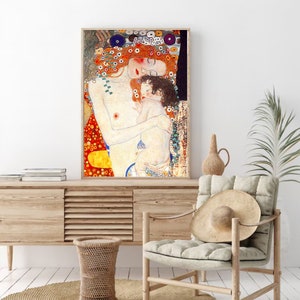 Op de afbeelding: Een schilderij van een moeder en kind die elkaar omhelzen. De moeder heeft lang rood haar en draagt een rode en gele jurk. Het kind draagt een witte jurk. Het schilderij is gemaakt in een stijl die doet denken aan Gustav Klimt.