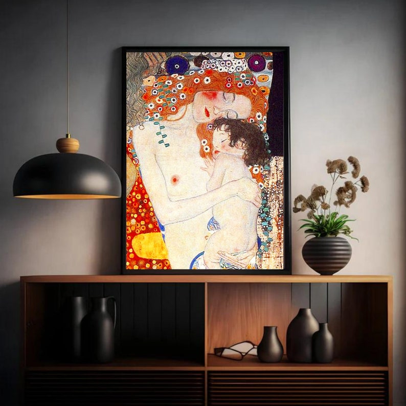 Op de afbeelding: Een schilderij van een moeder en kind die elkaar omhelzen. De moeder heeft lang rood haar en draagt een rood-gele jurk. Het kind draagt een witte jurk en heeft donker haar. Het schilderij is gemaakt in een stijl die doet denken aan Gustav Klimt, met een moza&iuml;ekachtige achtergrond van kleurrijke stippen en spiralen.
