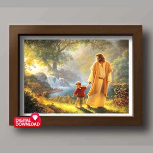 Puede incluir: Una pintura de Jes&uacute;s caminando con un ni&ntilde;o peque&ntilde;o en un entorno de bosque. El ni&ntilde;o lleva una camisa roja y pantalones azules, y Jes&uacute;s lleva una larga t&uacute;nica blanca. La pintura est&aacute; ambientada en un fondo de &aacute;rboles, una cascada y un r&iacute;o.