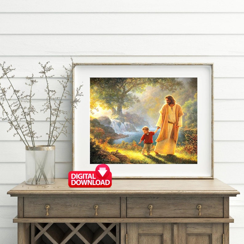 Puede incluir: Una descarga digital de una pintura que representa a Jesucristo caminando con un ni&ntilde;o peque&ntilde;o en un entorno boscoso. La pintura presenta una cascada, &aacute;rboles y un cielo brillante y soleado.
