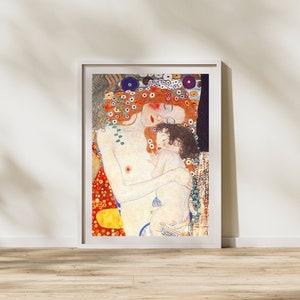 Op de afbeelding: Een schilderij van een moeder en kind, de moeder ligt met haar ogen dicht en het kind slaapt in haar armen. Het schilderij is gemaakt in een stijl die doet denken aan Gustav Klimt, met veel goud en bloemmotieven.