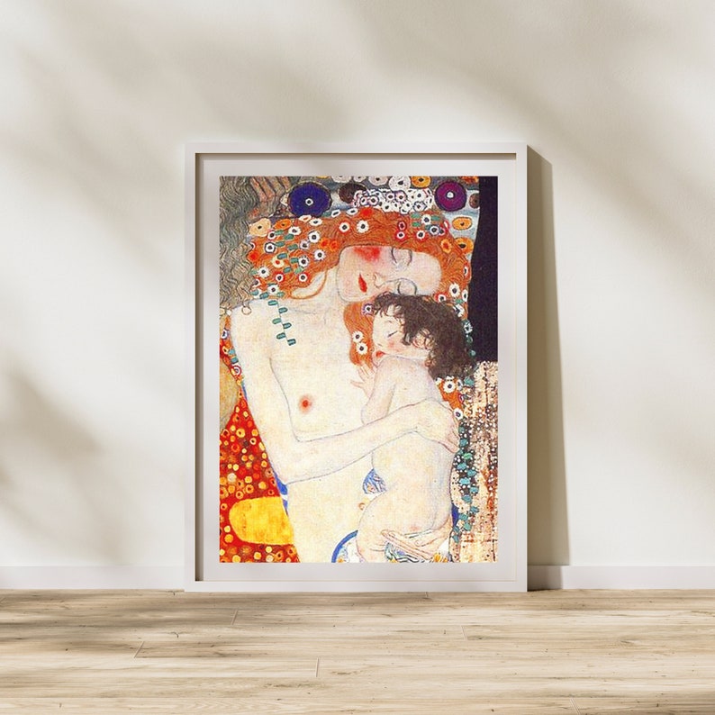 Op de afbeelding: Een schilderij van een moeder en kind, de moeder ligt met haar ogen dicht en het kind slaapt in haar armen. Het schilderij is gemaakt in een stijl die doet denken aan Gustav Klimt, met veel goud en bloemmotieven.