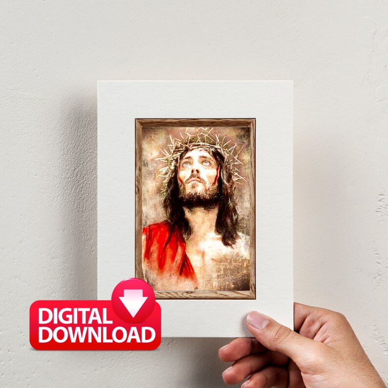 Op de afbeelding: Een digitale download van een schilderij dat Jezus Christus afbeeldt met een doornenkroon. Het schilderij is in vintage stijl met een rood en bruin kleurenschema.