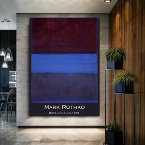 Puede incluir: Pintura abstracta de Mark Rothko titulada "Rust and Blue, 1953". La pintura presenta tres bandas horizontales de color: una banda roja oscura en la parte superior, una banda azul en el medio y una banda púrpura oscura en la parte inferior.