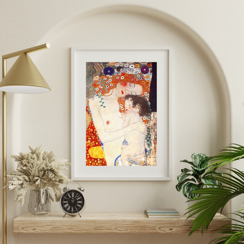Op de afbeelding: Een schilderij van een moeder en kind die elkaar omhelzen. De moeder heeft lang rood haar en draagt een rode jurk. Het kind slaapt in haar armen. Het schilderij is in een stijl die doet denken aan Gustav Klimt, met veel goud en draaiende patronen.