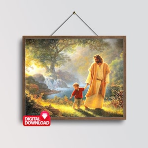 Puede incluir: Una pintura de Jes&uacute;s caminando con un ni&ntilde;o peque&ntilde;o en un entorno boscoso. El ni&ntilde;o lleva una camisa roja y el hombre lleva una t&uacute;nica larga y fluida. La escena est&aacute; ba&ntilde;ada por una luz c&aacute;lida y dorada.