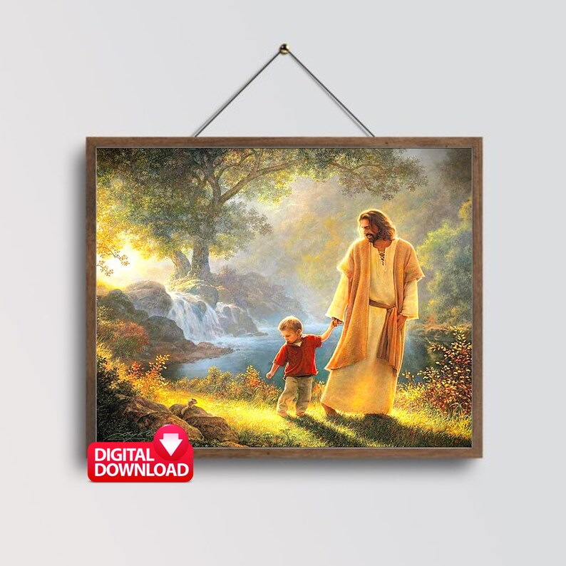 Puede incluir: Una pintura de Jes&uacute;s caminando con un ni&ntilde;o peque&ntilde;o en un entorno boscoso. El ni&ntilde;o lleva una camisa roja y el hombre lleva una t&uacute;nica larga y fluida. La escena est&aacute; ba&ntilde;ada por una luz c&aacute;lida y dorada.