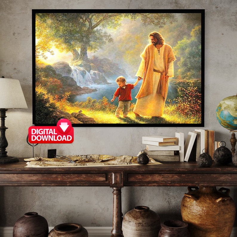 Puede incluir: Una pintura de Jesucristo caminando con un ni&ntilde;o peque&ntilde;o en un entorno boscoso. La escena est&aacute; ba&ntilde;ada en una luz c&aacute;lida y dorada, con una cascada y un arroyo en el fondo. La pintura evoca una sensaci&oacute;n de paz y tranquilidad.