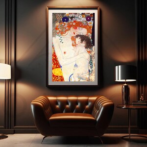 Op de afbeelding: Een schilderij van een moeder en kind die elkaar omhelzen. De moeder heeft lang rood haar en draagt een ketting. Het kind draagt een witte jurk. Het schilderij is gemaakt in een kleurrijke stijl met veel details.