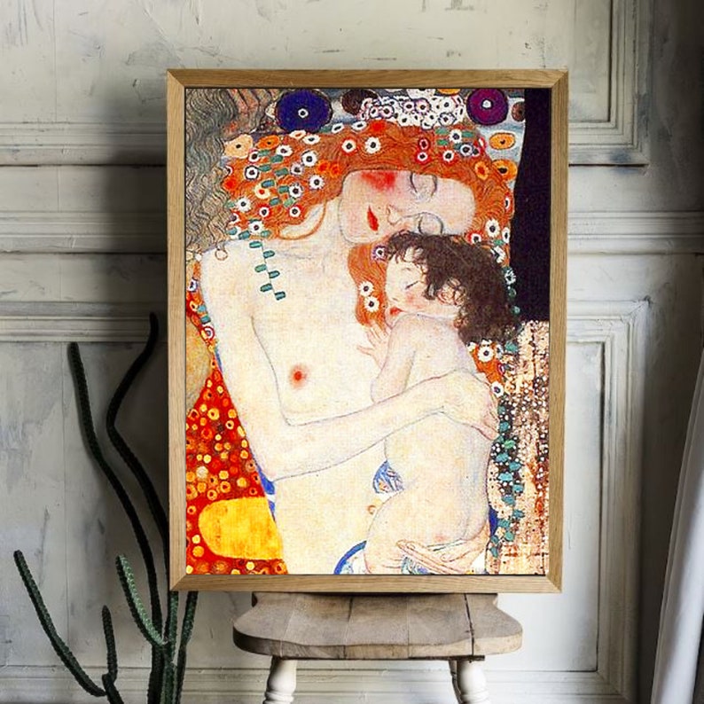 Op de afbeelding: Een schilderij van een moeder en kind. De moeder ligt met haar ogen dicht en het kind slaapt in haar armen. Het schilderij is gemaakt in een stijl die doet denken aan Gustav Klimt, met veel goud en ingewikkelde details.