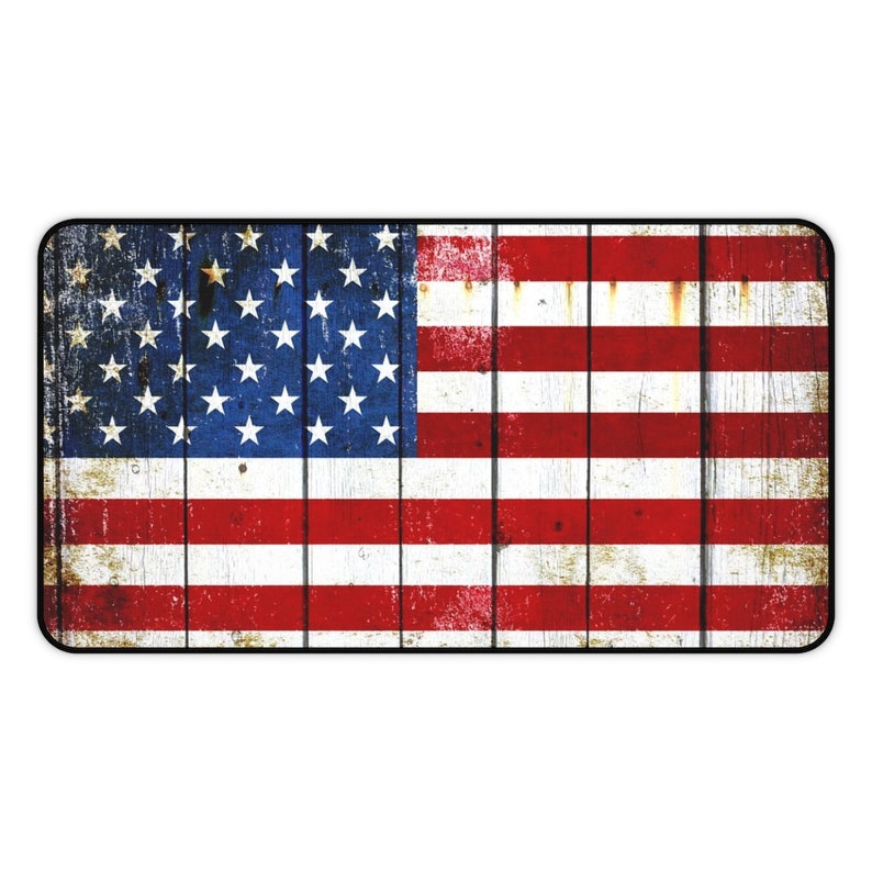 Puede incluir: Un letrero de madera desgastado con un dise&ntilde;o de bandera estadounidense descolorido. La bandera es roja, blanca y azul con estrellas blancas sobre un campo azul. La madera tiene un aspecto r&uacute;stico y desgastado.
