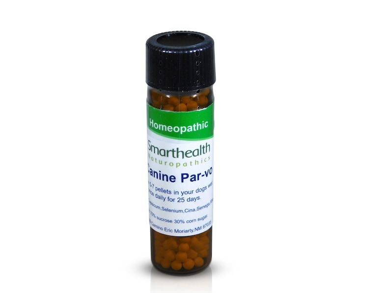 K&ouml;nnte beinhalten: Eine kleine braune Glasflasche mit schwarzem Deckel, gef&uuml;llt mit kleinen orangefarbenen K&uuml;gelchen. Das Etikett lautet "Hom&ouml;opathisch Smarthealth Naturopathics Canine Par-vo 1-7 K&uuml;gelchen im Wasser Ihres Hundes t&auml;glich f&uuml;r 25 Tage.  Selenium Cina Senega 10% Saccharose 30% Maiszucker Camino Eric Moriarty NM 87035"