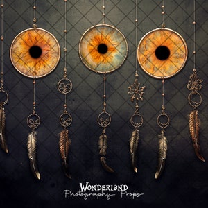 以下が含まれることがあります： 3つの金色のドリームキャッチャーに茶色の羽根がぶら下がっています。それぞれのドリームキャッチャーの中央には、茶色の目、青と茶色の目、金色の縁取りのある茶色の目など、異なるデザインが施されています。