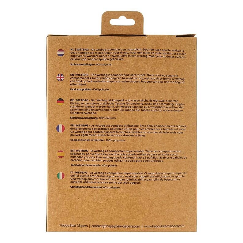 Puede incluir: Caja de cart&oacute;n marr&oacute;n con texto multiling&uuml;e que describe una bolsa impermeable. La bolsa es compacta, impermeable y tiene dos compartimentos. Puede contener hasta 6 pa&ntilde;ales lavables u otros art&iacute;culos. Composici&oacute;n del tejido: 100% poli&eacute;ster.