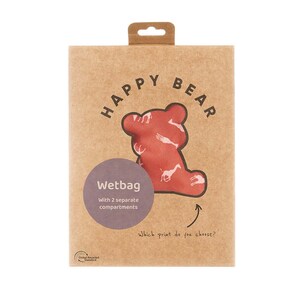 Puede incluir: Una caja de cart&oacute;n marr&oacute;n con las palabras "HAPPY BEAR" y un dise&ntilde;o rojo en forma de oso con un estampado de animales blanco. La caja tambi&eacute;n incluye la palabra "Wetbag" y el texto "With 2 separate compartments". La pregunta "Which print do you choose?" est&aacute; en la parte inferior.
