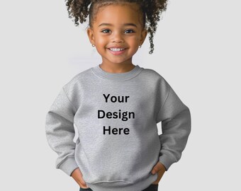 Maqueta de sudadera de cuello redondo Gildan para niños (descarga digital)