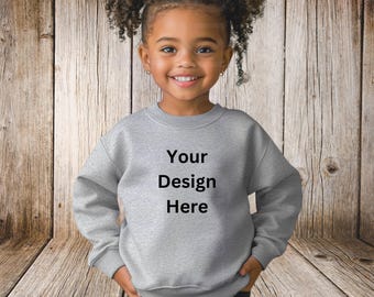 Maqueta de sudadera de cuello redondo Gildan para niños: gris jaspeado (descarga digital)