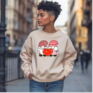 Mockups de moletom com gola redonda Mockup moderno para moletom, modelo feminino Mockup de moletom com gola redonda Mockup de moletom bege Mockup de suéter bege