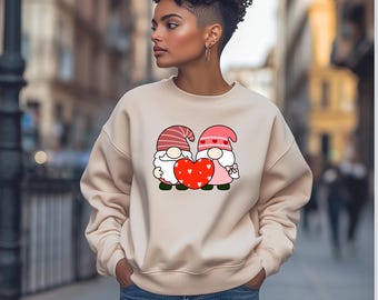 Maqueta de sudadera beige de cuello redondo: Modelo de mujer moderna (Descarga digital)