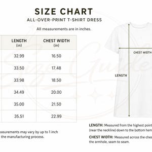 Può includere: Una tabella delle taglie per un abito a t-shirt con stampa all-over, che presenta una tabella con taglie dalla XS alla 2XL e le relative misure di lunghezza e larghezza del torace in pollici. Un'illustrazione mostra come misurare l'abito.