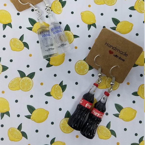 Paire de boucles d'oreilles en résine en forme de bouteilles de Cola ou de Vodka