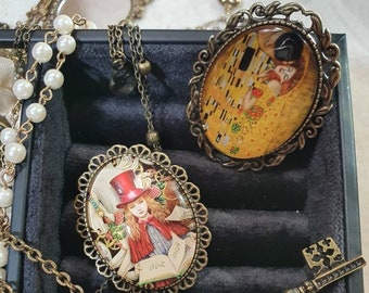 Broches vintages en métal ornées de cabochon Klimt ou Alice au pays des merveilles