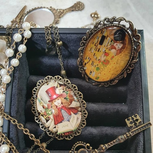 Broches vintages en métal ornées de cabochon Klimt ou Alice au pays des merveilles