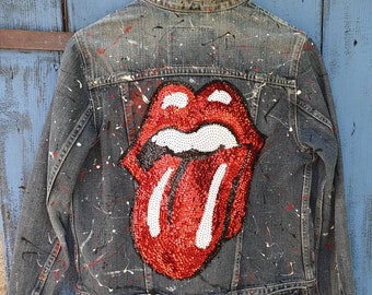 Veste en jean Levi's femme upcyclée bouche Rolling Stones à paillettes