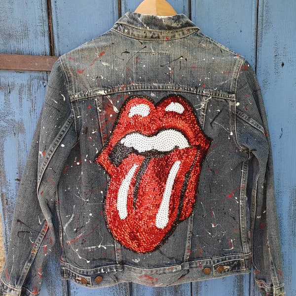 Veste en jean Levi's femme upcyclée bouche Rolling Stones à paillettes