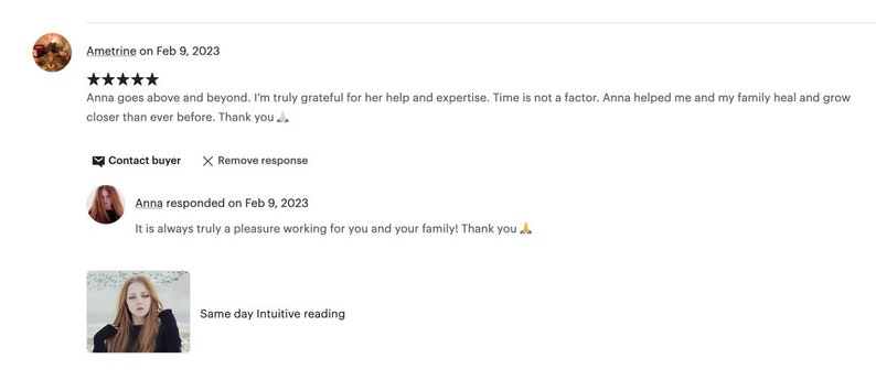 Op de afbeelding: Schermafbeelding van een Etsy-beoordeling. De recensent is erg tevreden met de ontvangen service. De recensent geeft aan dat de verkoper boven zichzelf uitsteeg en hem en zijn familie heeft geholpen te genezen en dichter bij elkaar te komen. De verkoper reageerde op de beoordeling en bedankte de klant voor zijn zaken.