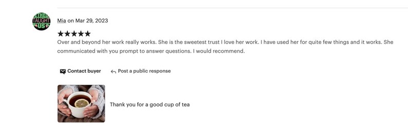 Op de afbeelding: Een vijfsterrenrecensie voor een dienstverlener. De recensent zegt dat de dienstverlener de liefste is en dat ze van hun werk houden. De recensent zegt ook dat ze de dienstverlener voor een aantal dingen hebben gebruikt en dat het werkt. De recensent zegt ook dat de dienstverlener snel heeft gecommuniceerd om vragen te beantwoorden. De recensent beveelt de dienstverlener aan. De afbeelding toont ook een kopje thee met een schijfje citroen.