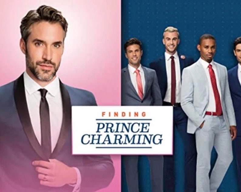 Op de afbeelding: Een groep mannen in pak staat voor een roze en blauwe achtergrond. De tekst "FINDING PRINCE CHARMING" wordt in het midden van de afbeelding weergegeven.