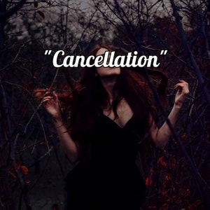 Puede incluir: Una mujer con el pelo largo y rojo se encuentra en un bosque oscuro con ramas desnudas. El texto "Cancellation" está escrito en letras blancas sobre su cabeza.