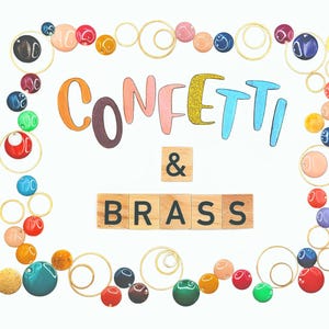 K&ouml;nnte beinhalten: Dekoratives Bild mit den Worten "Confetti & Brass" in farbenfrohen Buchstaben und Holzfliesen. Das Design umfasst einen Rand aus bunten Perlen und goldfarbenen Drahtkreisen, wodurch eine festliche und k&uuml;nstlerische Komposition entsteht.