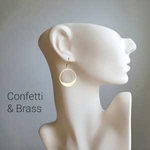 Vergoldene Messing Ohrringe mit Kreis und Edelstahl Brisur Bild 3