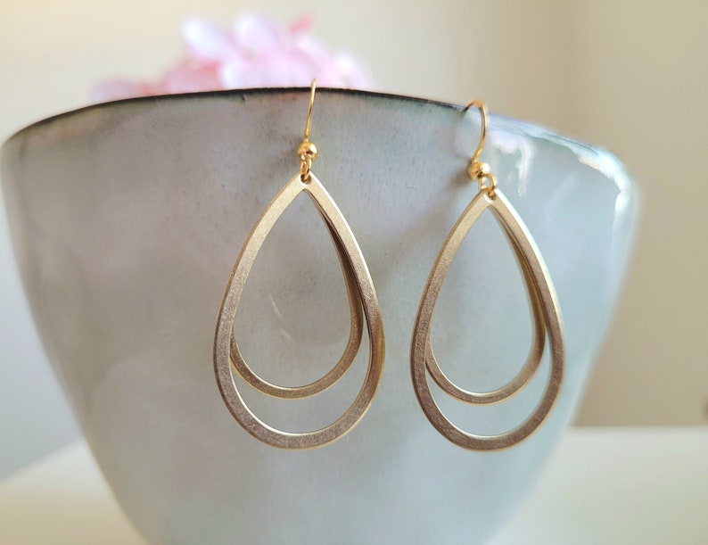 Boucles d'oreilles dorées avec 2 pendants en forme de goutte et crochets d'oreilles en acier inoxydable image 7